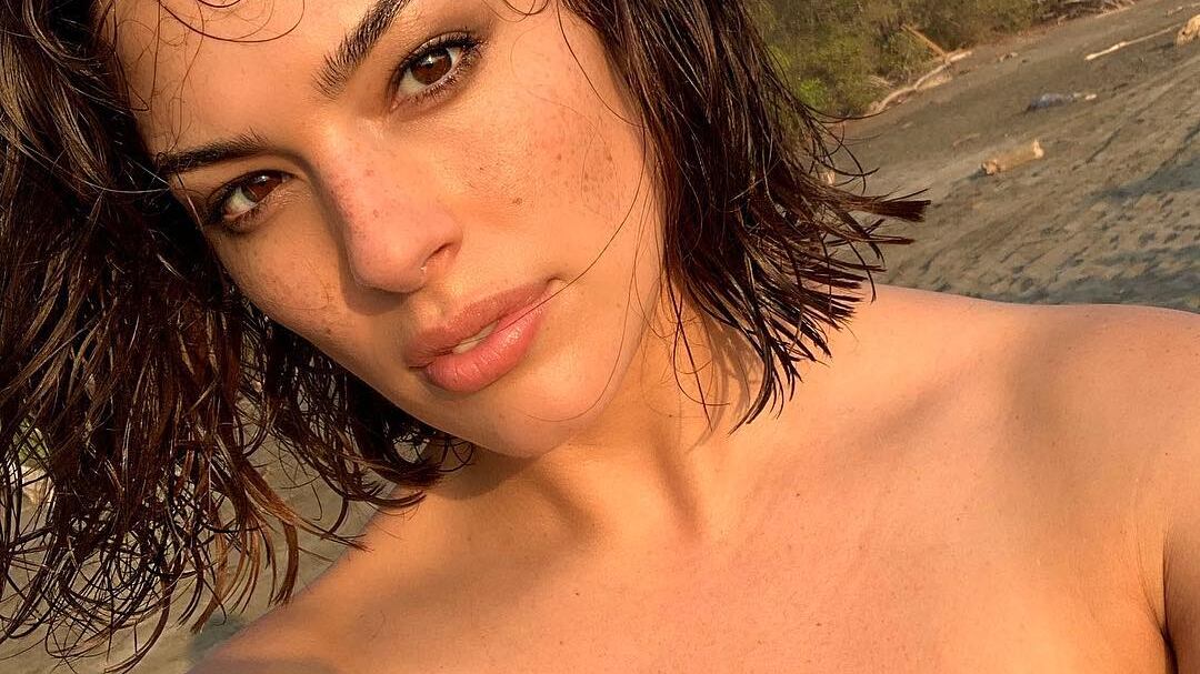 La super modella “curvy” Ashley Graham in vacanza nella splendida Costiera Amalfitana