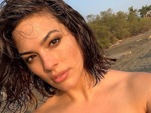 La super modella “curvy” Ashley Graham in vacanza nella splendida Costiera Amalfitana
