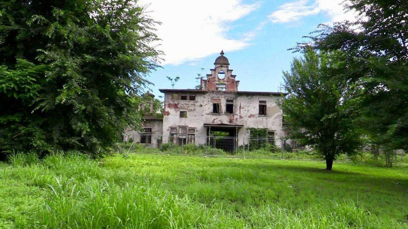 Tra tende e siringhe le scuderie in rovina invase dagli spacciatori