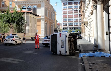 Roma, furgone travolge i passanti: morta una donna 2