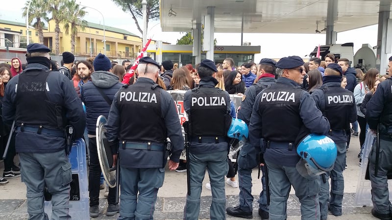 Di Maio contestato da studenti e lavoratori a Pomigliano 1