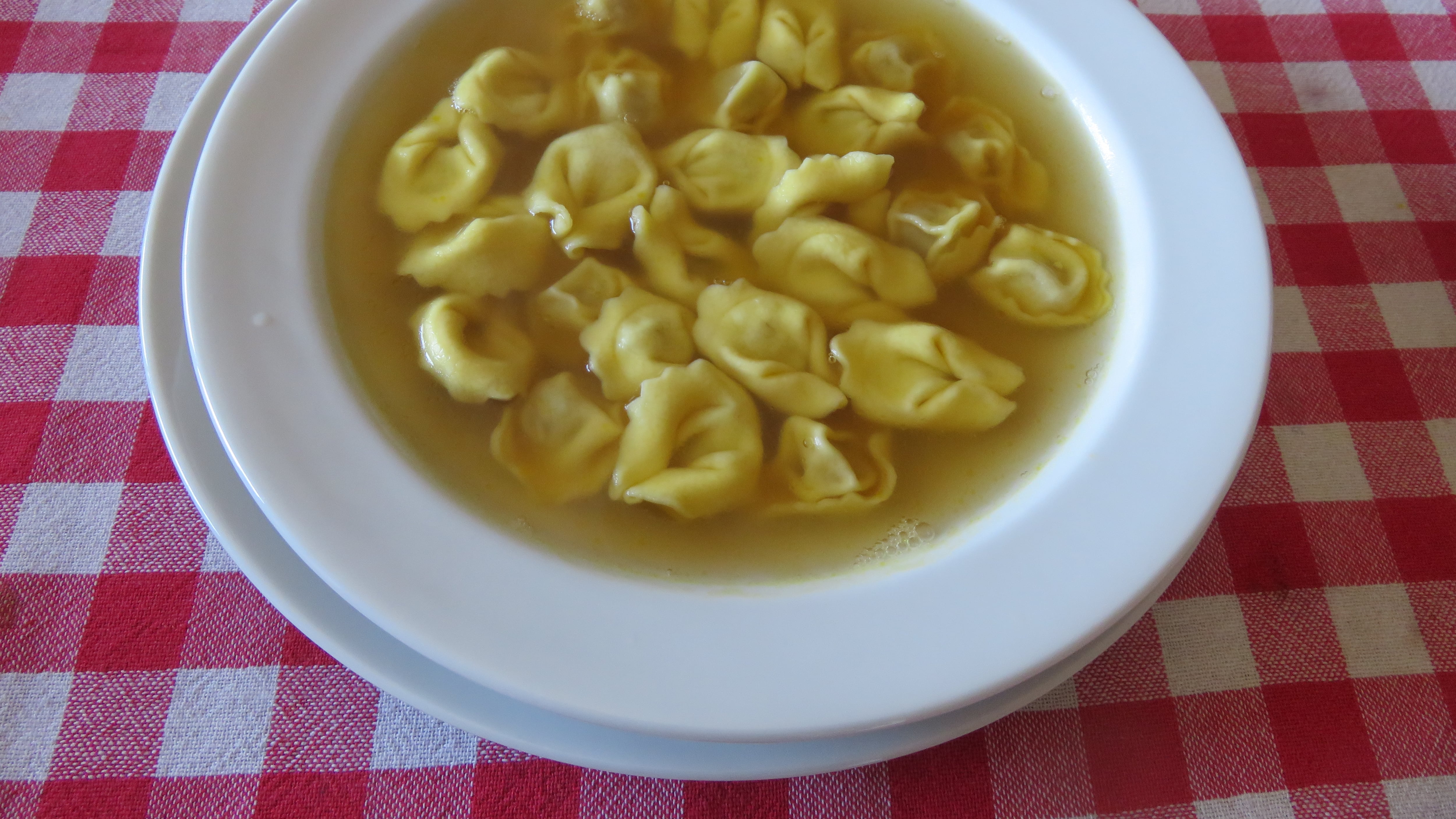 Cappelletti in brodo: il piatto di Natale della tradizione emiliana