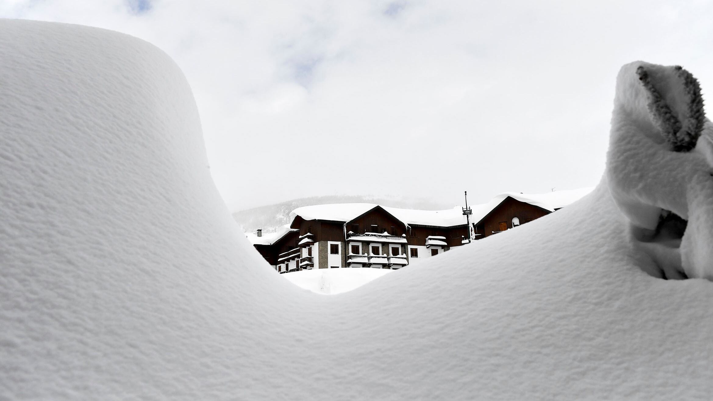 Neve, valanghe e caos. Muore nell'ambulanza bloccata al Sestriere
