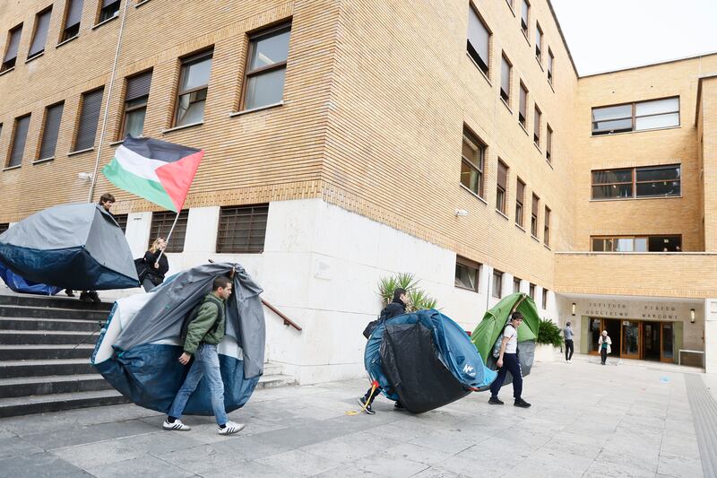 Tende anti-Israele alla Sapienza: il campeggio dei collettivi rossi 2