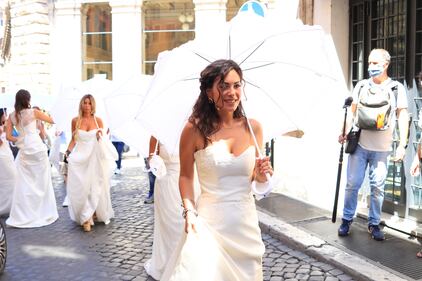 Fontana di Trevi e Piazza di Monte Citorio accolgono la protesta delle spose e degli operatori del settore Wedding 10
