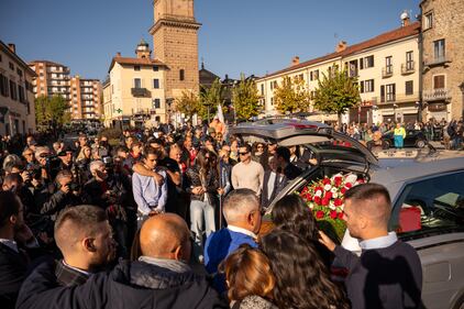 L'ultimo saluto a Matilde Lorenzi: le immagini più toccanti dei funerali 14