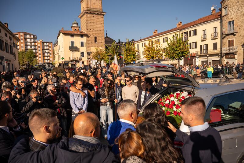 L'ultimo saluto a Matilde Lorenzi: le immagini più toccanti dei funerali 14