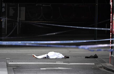 Terrore a Melbourne: fa esplodere l'auto e accoltella i passanti 9