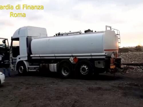 Carburante di contrabbando a prezzi stracciati: 16 arresti