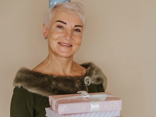 Cosa regalare a una donna di 70 anni? Tante idee per il regalo perfetto