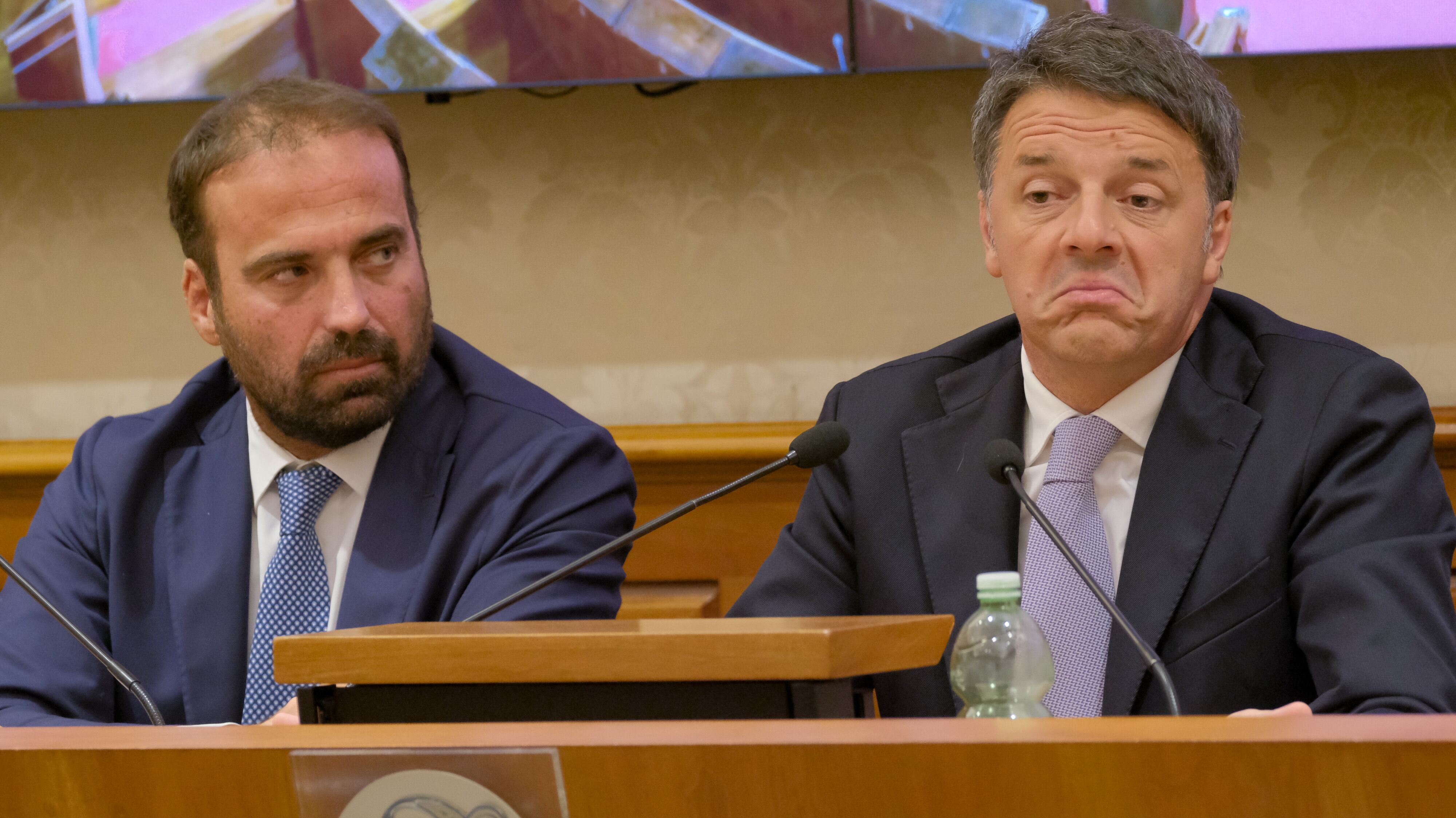 Renzi svolta a sinistra e Iv perde i primi pezzi