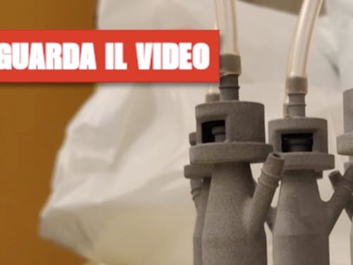 Dalle start-up valvole e maschere 3d per gli ospedali in ginocchio