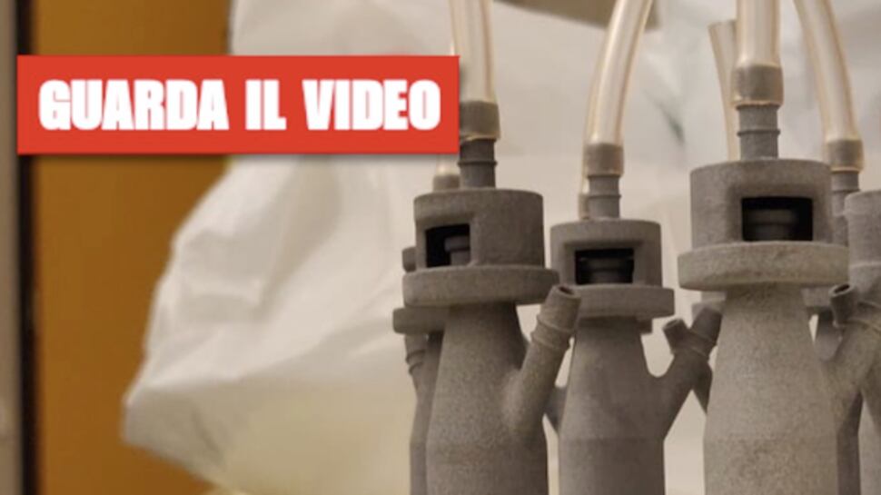 Dalle start-up valvole e maschere 3d per gli ospedali in ginocchio
