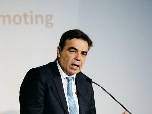 Ammoniva l'Italia ma elogiava il Qatar. Il caso che imbarazza la Commissione Ue