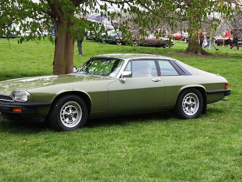 La Jaguar con cui Lady D sfreccia in The Crown