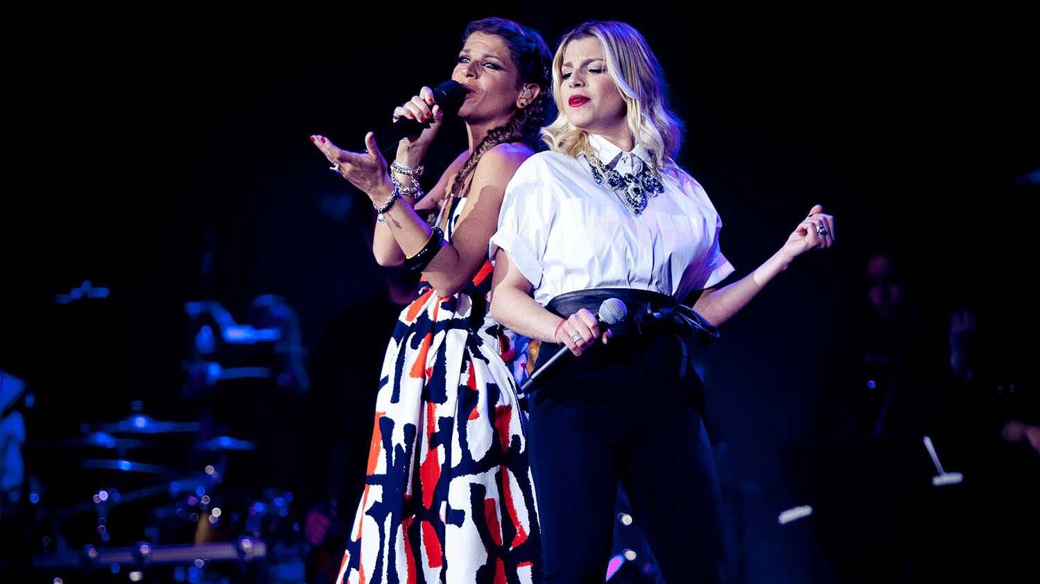 Alessandra Amoroso e Emma Marrone scherzano con l'hoverboard