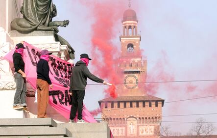 "Generazione meticcia e queer". A Milano sfila il corteo "transfemminista" 6