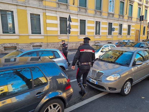 Milano, rissa con spranghe e bottiglie in centro: caos tra le auto