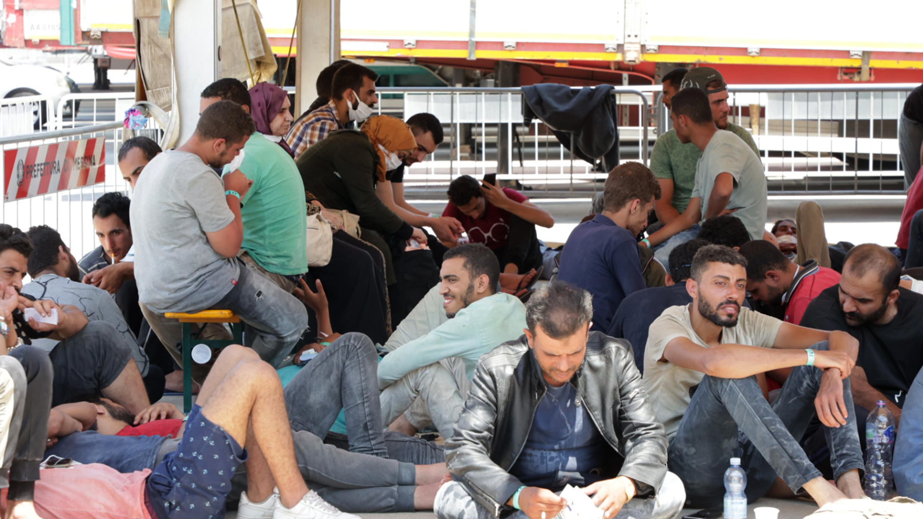 Migranti, in Sicilia un'altra estate da invasione. E il Viminale ne trasferisce mille dall'isola