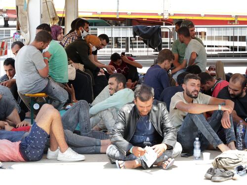 Migranti, in Sicilia un'altra estate da invasione. E il Viminale ne trasferisce mille dall'isola