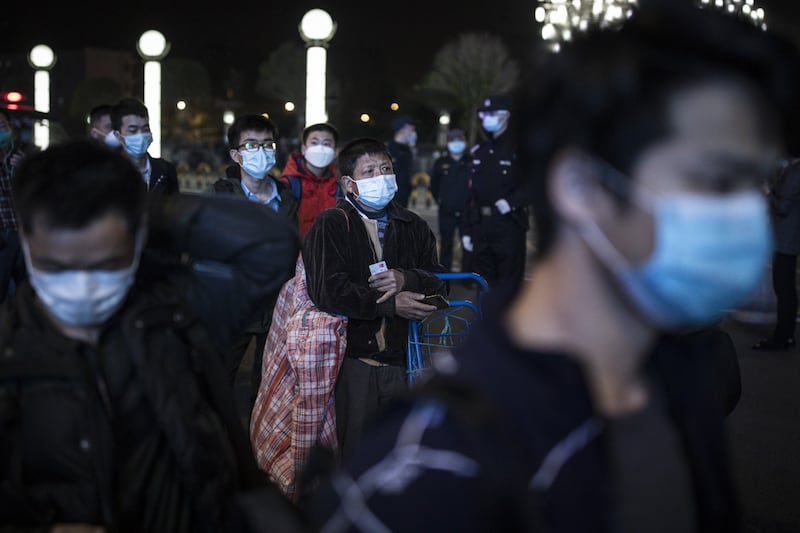 A Wuhan finisce il lockdown: la fila in stazione 10