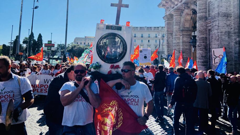 Whirlpool Napoli, operai in sciopero: "Produzione bloccata"