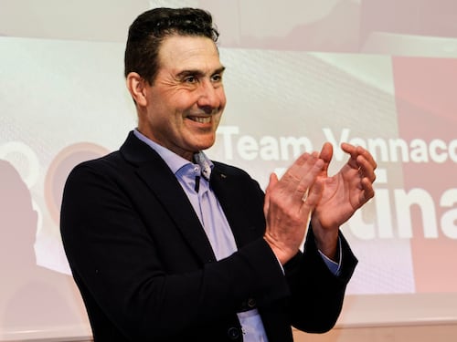 Compagno Vannacci. La sinistra lo esalta e sogna sondaggi dove è al 4 per cento