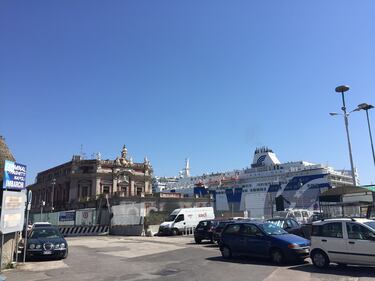 Napoli, il porto e il quartiere Mercato 18