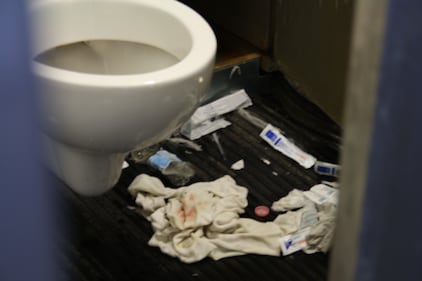 Napoli, i "bagni dell'eroina" alla stazione centrale 3