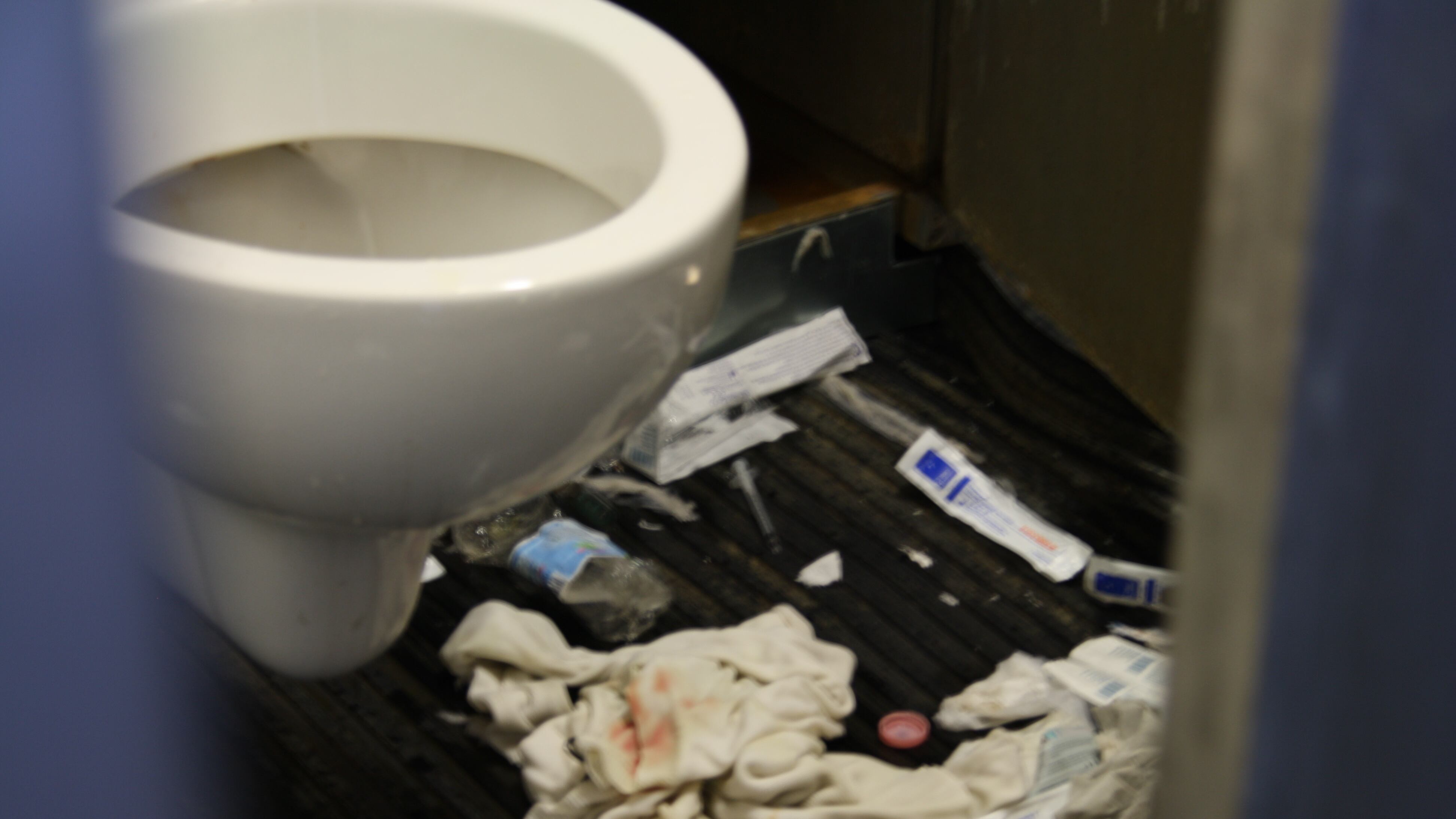 Napoli, all'ingresso della città il pubblico "bagno dell'eroina"