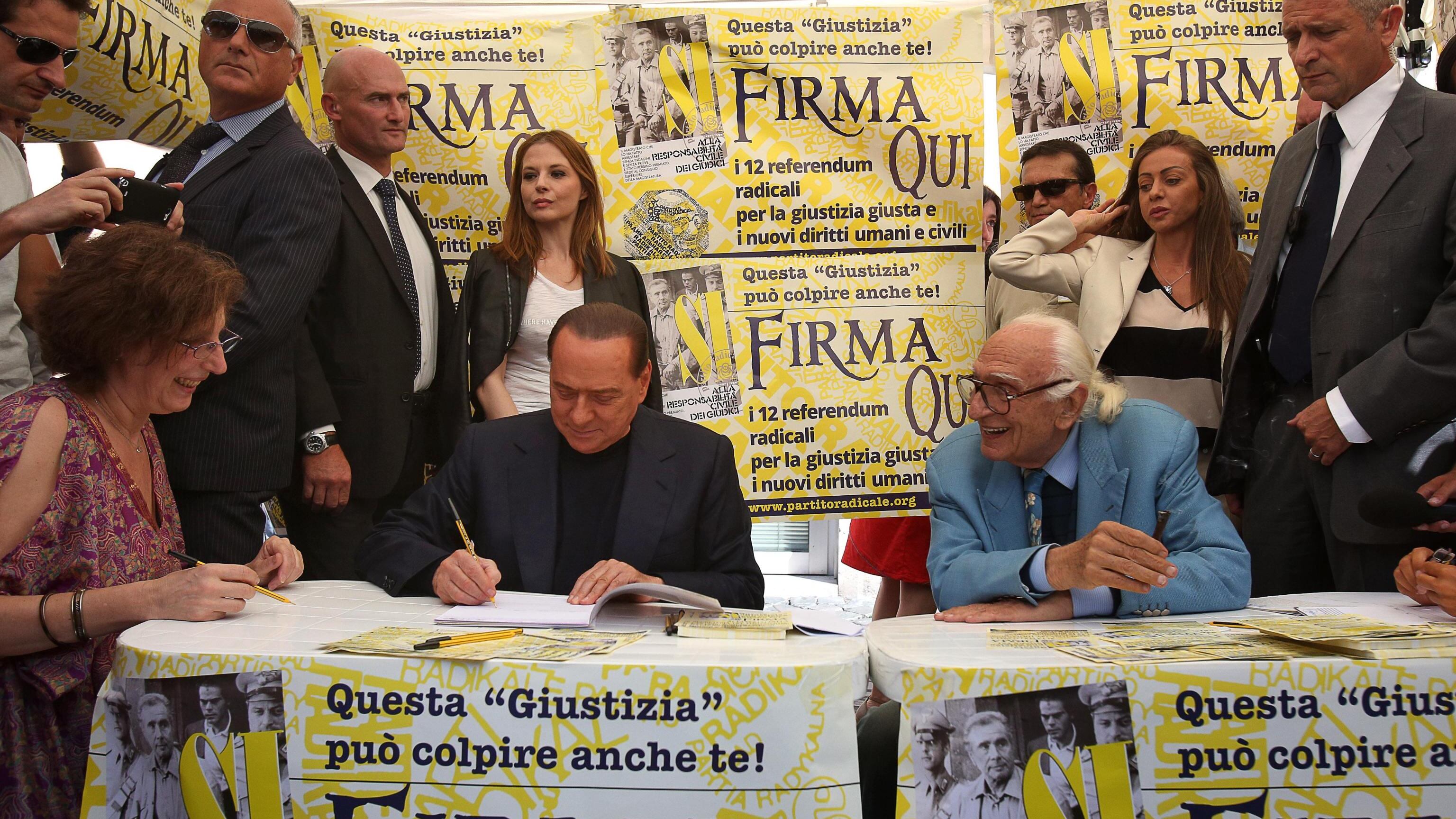 Berlusconi: "Il governo deve continuare"