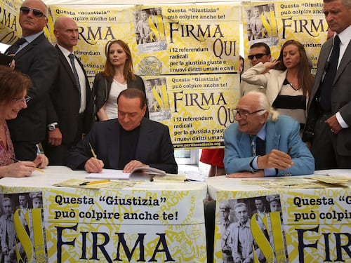 Berlusconi: "Il governo deve continuare"