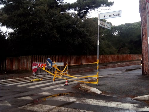 Roma paralizzata dalle buche, vigili a "guardia" delle voragini