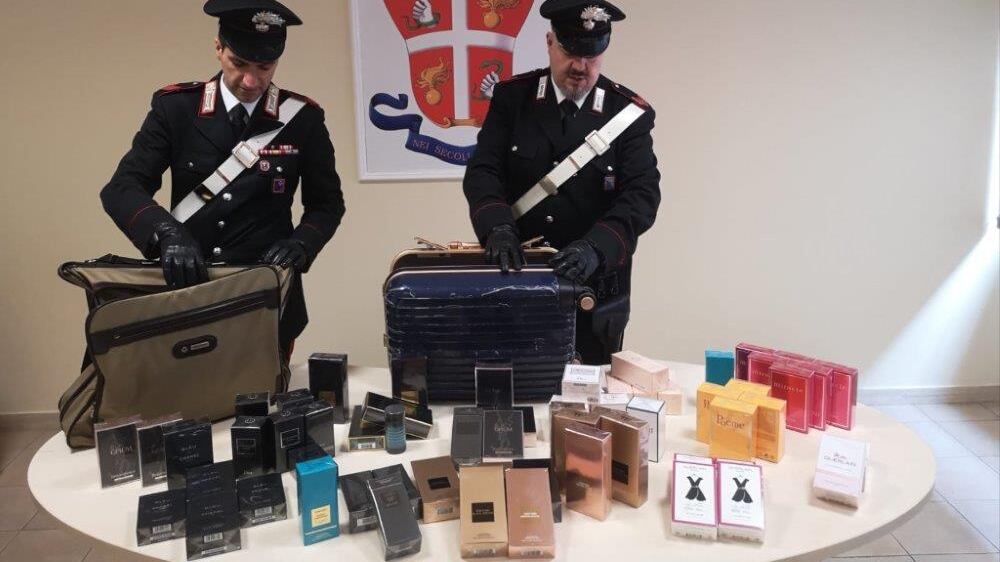 Trafugano profumi per circa 8000 euro
