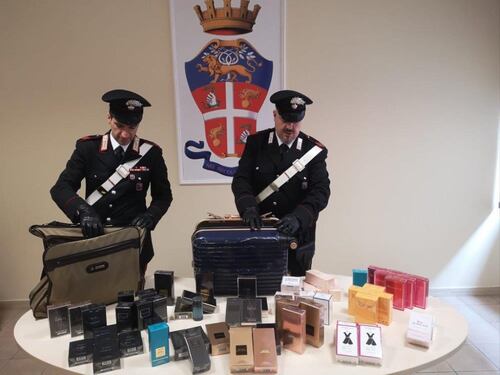 Trafugano profumi per circa 8000 euro
