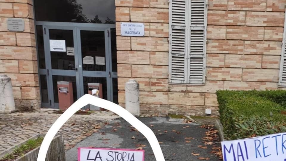 Aborto, "Bruciargli la casa": messaggio choc contro la leghista