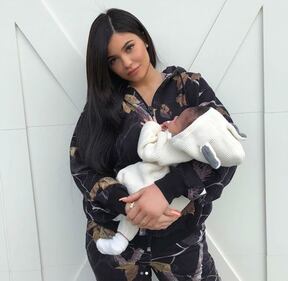 Kylie Jenner mostra la figlia sui social  1