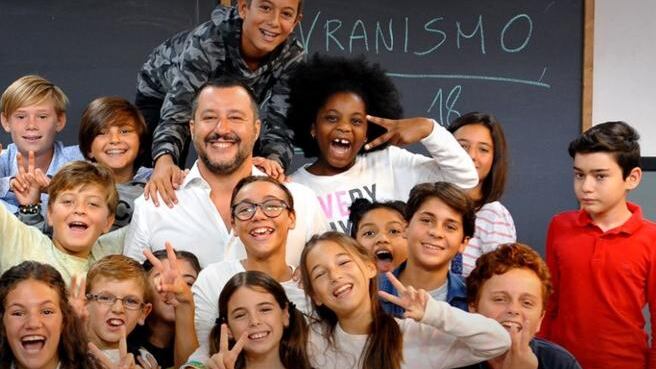 "Salvini usa bimbi come il Duce". Ma il Pd scorda i cori per Renzi