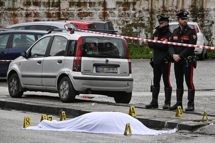 Paura a Napoli, spari in pieno giorno: muore un 48enne. Le immagini 1