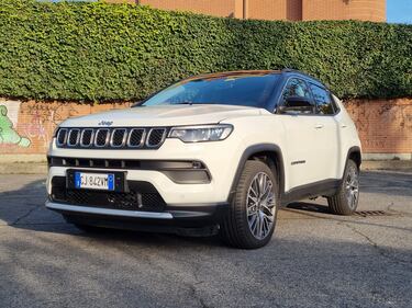 Jeep Compass 4XE, guarda le foto del suv ibrido plug-in 2