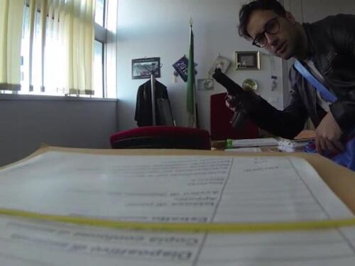 In tribunale con la pistola, lo fermano solo quando si "autodenuncia"