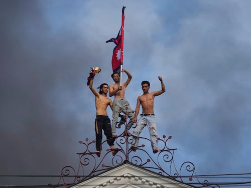 Rivolta social in Nepal, la GenZ brucia i palazzi del potere