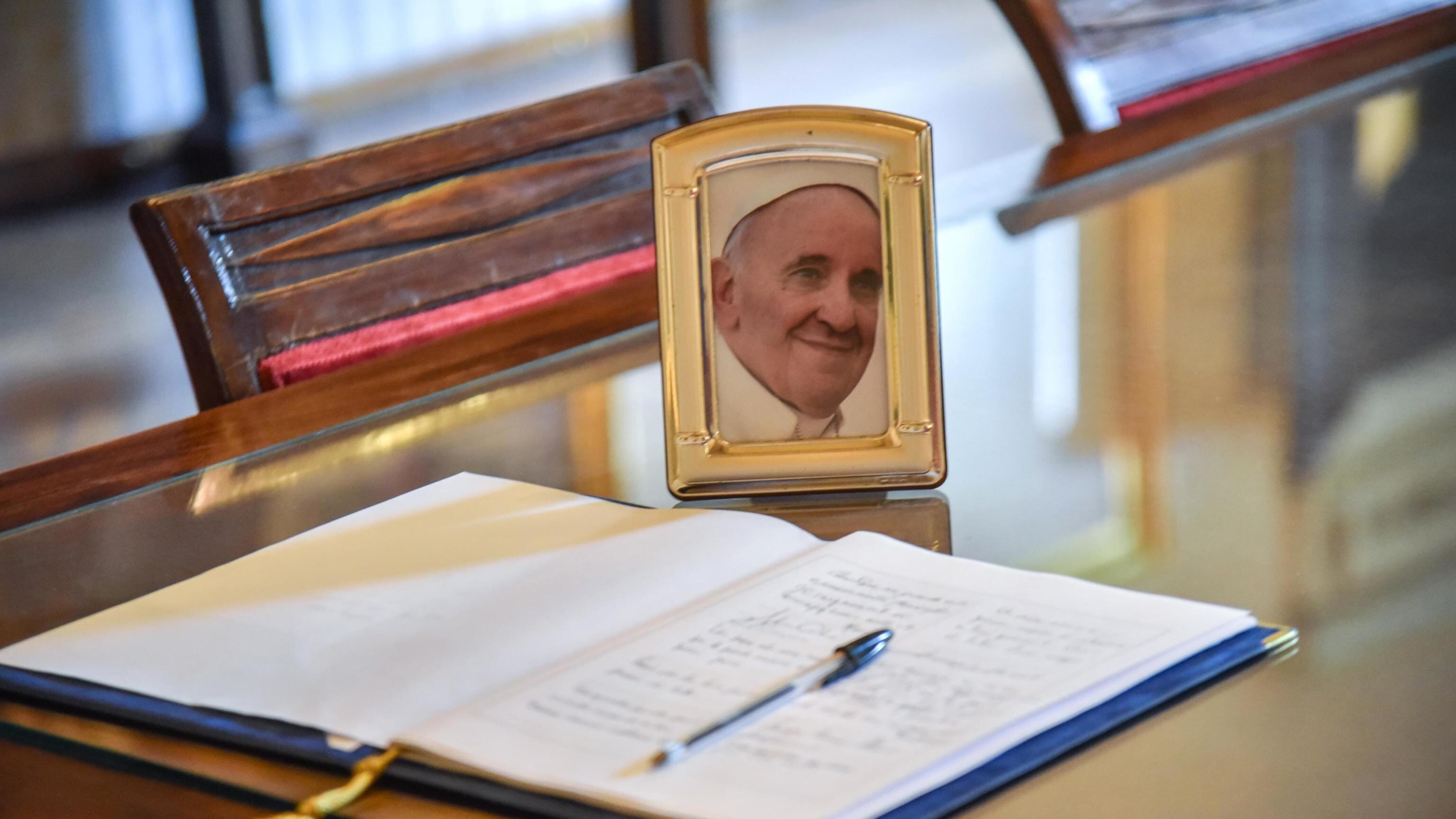 Coda in prefettura per firmare le condoglianze per Papa Francesco