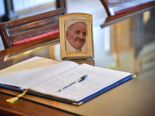 Coda in prefettura per firmare le condoglianze per Papa Francesco