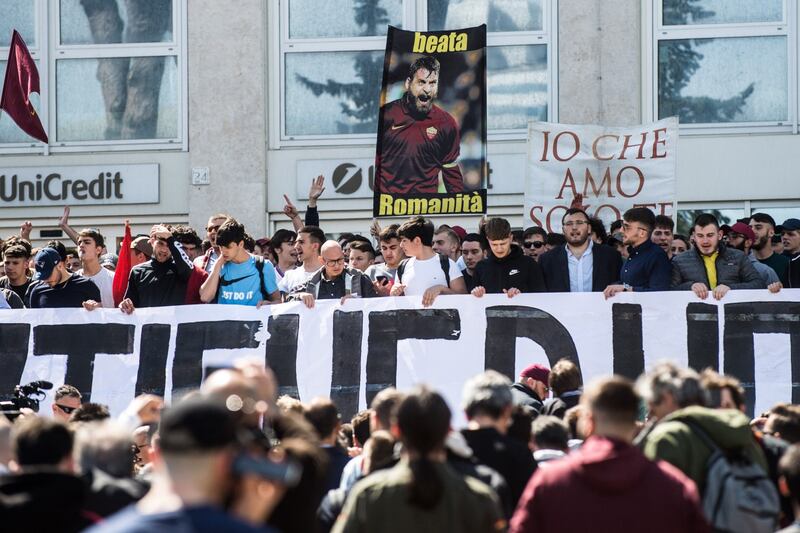 I tifosi della Roma protestano per De Rossi 3
