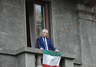 Espone il Tricolore: i NoExpo lo riempiono di uova 8