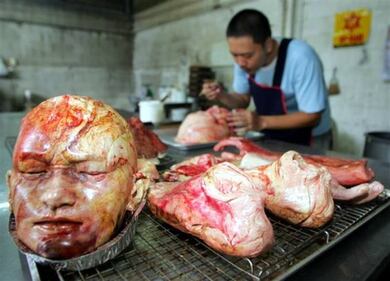Ecco il pane-horror a forma di resti umani 4
