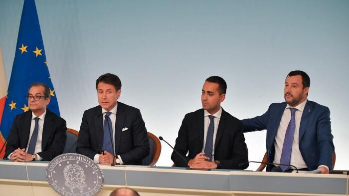 Tasse, volano gli stracci Salvini a Tria: "O io o lui se rinvia lo choc fiscale"