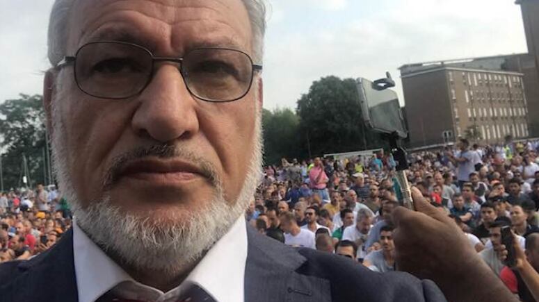 L'imam sgrida Salvini: "Basta baciare il rosario"