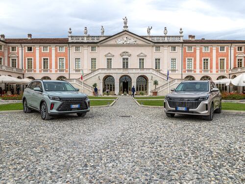 China Car Company lancia in Italia i nuovi modelli Dfsk E5 Phev e Glory 600